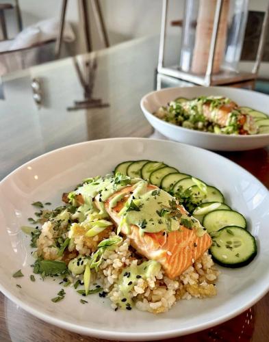 AWN-Original-Photos Crunchy-Brown-Rice-Bowls-with-Salmon-and-Herbed-Tahini 2022.05.31